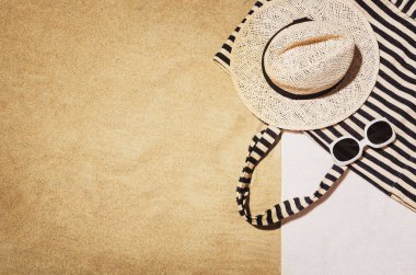 Üstten Görünüm kumsal havluda. Arka plan kopya alanı ile