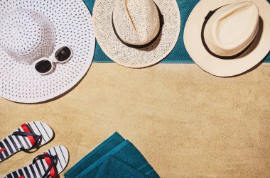 Üstten Görünüm kumsal havluda. Arka plan kopya alanı ile