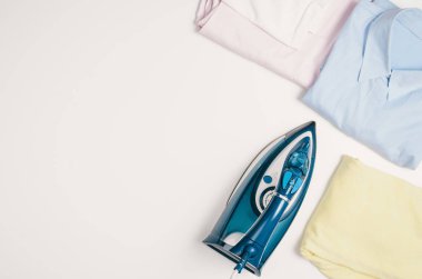 Demir ve giyim. Ütü giyim kavramı, üstten görünüm