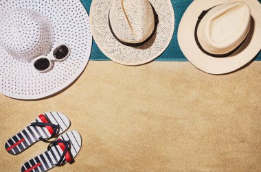 Üstten Görünüm kumsal havluda. Arka plan kopya alanı ile