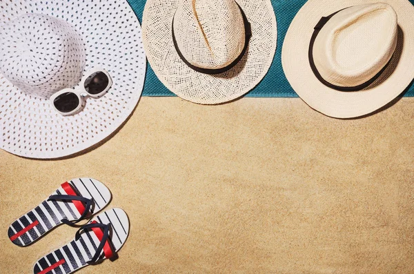 Üstten Görünüm kumsal havluda. Arka plan kopya alanı ile