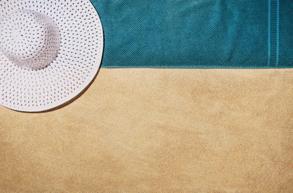 Üstten Görünüm kumsal havluda. Arka plan kopya alanı ile