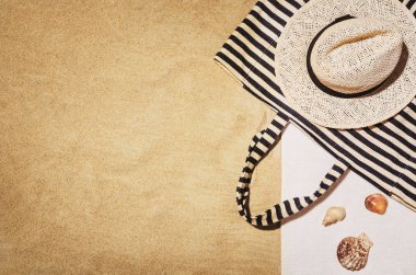 Üstten Görünüm kumsal havluda. Arka plan kopya alanı ile