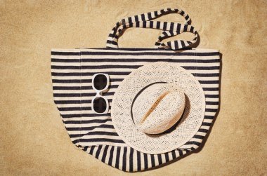 Üstten görünüm kumlu plaj. Arka plan ile yaz aksesuarları, kopya alanı