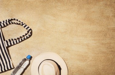 Üstten görünüm kumlu plaj ve yaz aksesuarları. Arka plan kopya alanı ve görünür kum doku ile. Kopya alanı ile sınır kompozisyon