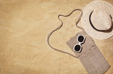 Üstten görünüm kumlu plaj. Arka plan ile yaz aksesuarları, kopya alanı