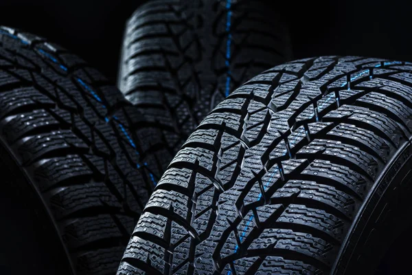 Kış lastikleri kontrastlı aydınlatma ile siyah arka plan üzerine