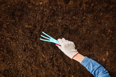 Bahçede, bir bitki dikimi çalışan. Toprak Üstten Görünüm.