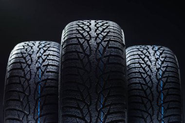 Kış lastikleri kontrastlı aydınlatma ile siyah arka plan üzerine