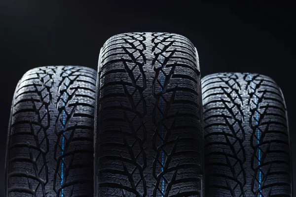 Kış lastikleri kontrastlı aydınlatma ile siyah arka plan üzerine