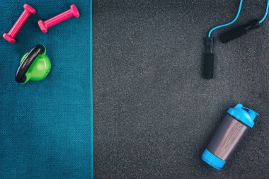 Fitness veya vücut geliştirme arka plan. Spor salonu zemin, halter ana sayfa görünümü