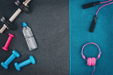 Fitness veya vücut geliştirme arka plan. Spor salonu zemin, halter ana sayfa görünümü