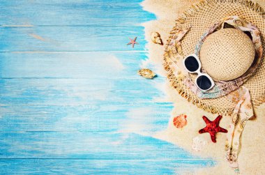 Üstten görünüm plaj ve deniz plakalar. Arka plan kopya alanı ile