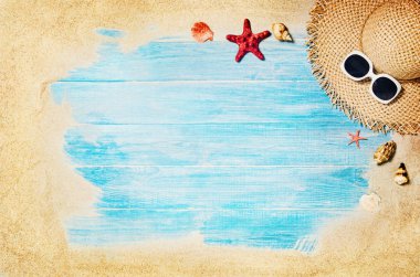 Üstten görünüm plaj ve deniz plakalar. Arka plan kopya alanı ile