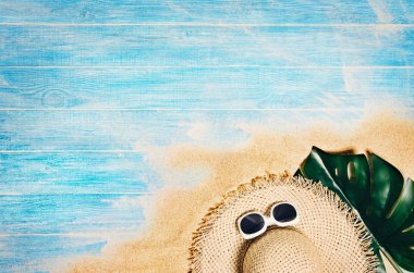 Üstten görünüm plaj ve deniz plakalar. Arka plan kopya alanı ile