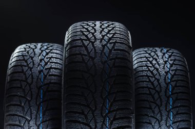 Kış lastikleri kontrastlı aydınlatma ile siyah arka plan üzerine