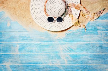 Üstten görünüm plaj ve deniz plakalar. Arka plan kopya alanı ile