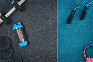 Fitness veya vücut geliştirme arka plan. Spor salonu zemin, halter ana sayfa görünümü