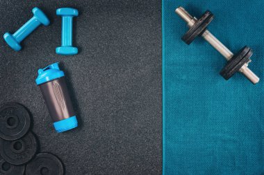 Fitness veya vücut geliştirme arka plan. Spor salonu zemin, halter ana sayfa görünümü