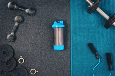Fitness veya vücut geliştirme arka plan. Spor salonu zemin, halter ana sayfa görünümü