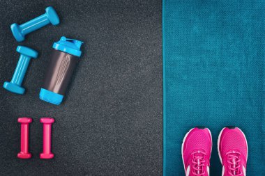 Fitness veya vücut geliştirme arka plan. Spor salonu zemin, halter ana sayfa görünümü