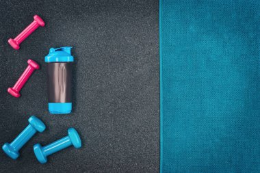 Fitness veya vücut geliştirme arka plan. Spor salonu zemin, halter ana sayfa görünümü
