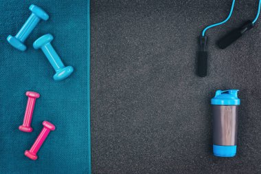 Fitness veya vücut geliştirme arka plan. Spor salonu zemin, halter ana sayfa görünümü