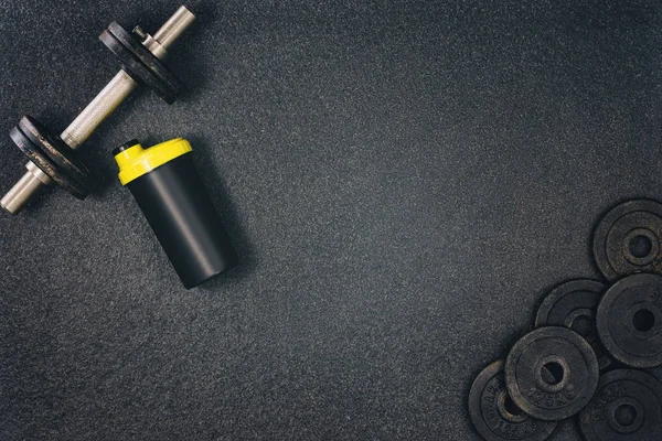 Fitness ou culturisme arrière-plan. Haltères sur le sol de la salle de gym, vue sur le dessus — Photo