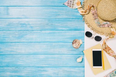 Üstten görünüm plaj ve deniz plakalar. Arka plan kopya alanı ile