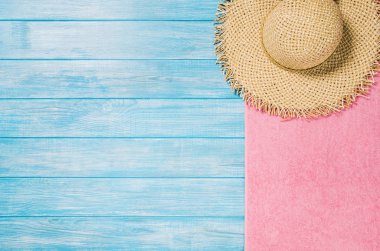 Üstten görünüm plaj ve deniz plakalar. Arka plan kopya alanı ile