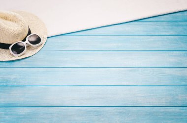 Mavi plakalar deniz iskelesi plaja yakın en iyi görünümü. Çerçeve kompozisyon yaz aksesuarları ile. Arka plan kopya alanı ve görünür ahşap doku ile. Sınır kompozisyon