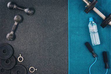 Fitness veya vücut geliştirme arka plan. Spor salonu zemin, halter ana sayfa görünümü
