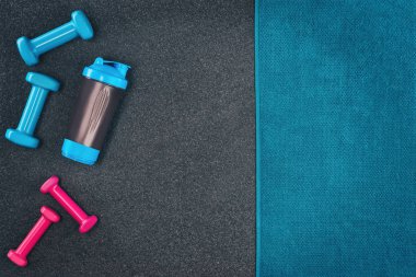 Fitness veya vücut geliştirme arka plan. Spor salonu zemin, halter ana sayfa görünümü