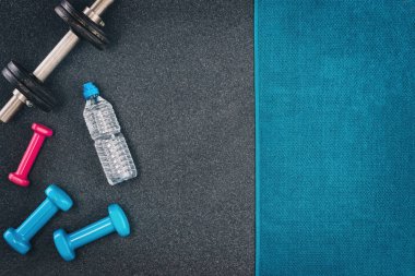 Fitness veya vücut geliştirme arka plan. Spor salonu zemin, halter ana sayfa görünümü