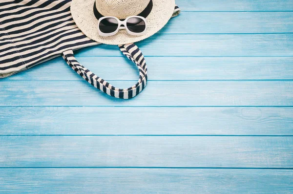 Pier in de buurt van het strand, bovenaanzicht. Achtergrond met kopie ruimte — Stockfoto