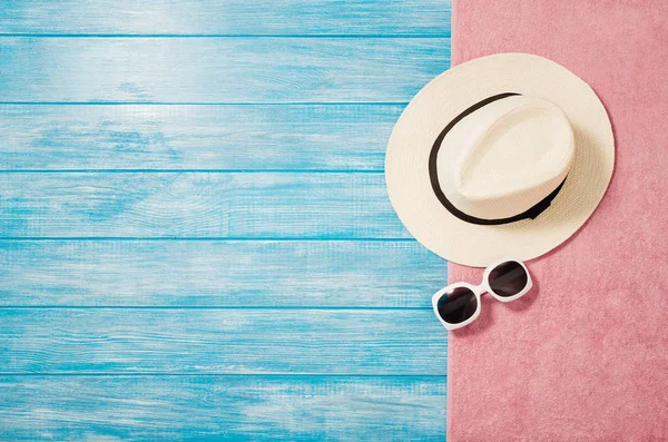 Pier in de buurt van het strand, bovenaanzicht. Achtergrond met kopie ruimte — Stockfoto