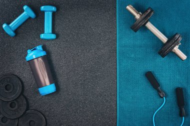 Fitness veya vücut geliştirme arka plan. Spor salonu zemin, halter ana sayfa görünümü