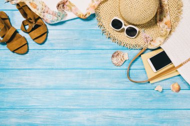 Üstten görünüm plaj ve deniz plakalar. Arka plan kopya alanı ile