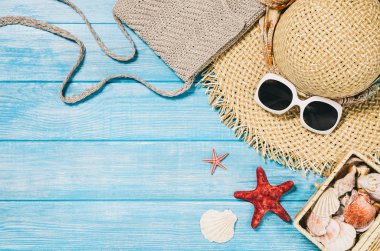 Üstten görünüm plaj ve deniz plakalar. Arka plan kopya alanı ile