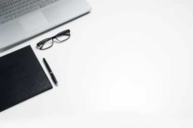 Beyaz ofis resepsiyon masası ile kopya alanı sağlar. Düz yatıyordu