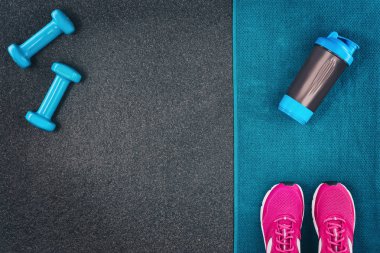 Fitness veya vücut geliştirme arka plan. Spor salonu zemin, halter ana sayfa görünümü