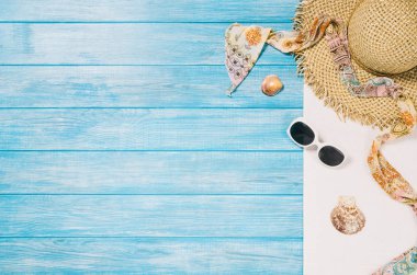 Üstten görünüm plaj ve deniz plakalar. Arka plan kopya alanı ile