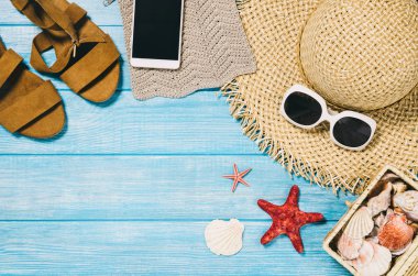 Üstten görünüm plaj ve deniz plakalar. Arka plan kopya alanı ile