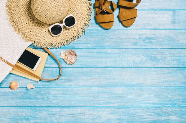 Вид сверху на пляж и морские доски. Фон с копировальным пространством
