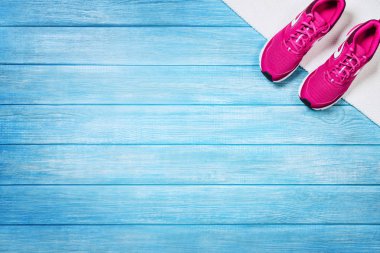 Mavi ahşap arka plan üzerinde spor aktiviteleri için ayarlayın, üst görünüm.