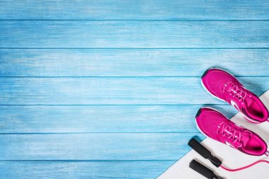 Mavi ahşap arka plan üzerinde spor aktiviteleri için ayarlayın, üst görünüm.