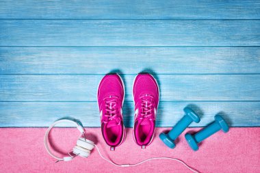 Mavi ahşap arka plan üzerinde spor aktiviteleri için ayarlayın, üst görünüm.