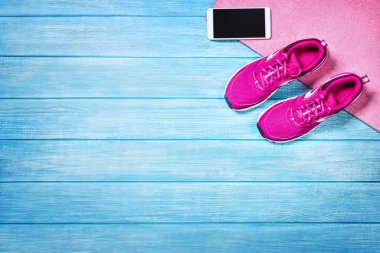 Mavi ahşap arka plan üzerinde spor aktiviteleri için ayarlayın, üst görünüm.