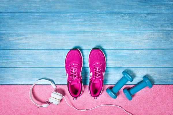 Mavi ahşap arka plan üzerinde spor aktiviteleri için ayarlayın, üst görünüm.