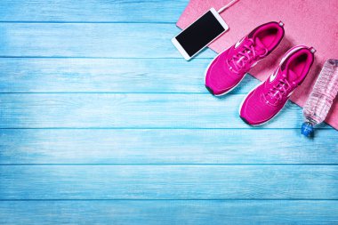 Mavi ahşap arka plan üzerinde spor aktiviteleri için ayarlayın, üst görünüm.